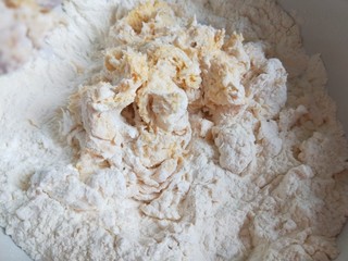 2、冬至美食+小酸枣花馍,倒入温水合面。