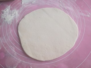 6、冬至美食+小酸枣花馍,第一份擀成圆形皮。