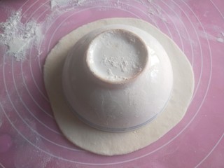 7、冬至美食+小酸枣花馍,用碗压一下。