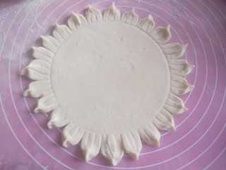 10、冬至美食+小酸枣花馍,三个捏紧成花叶。