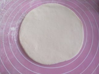 11、冬至美食+小酸枣花馍,在擀第二个皮要小一圈。