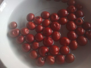 15、冬至美食+小酸枣花馍,小酸枣洗干净泡半小时后用。