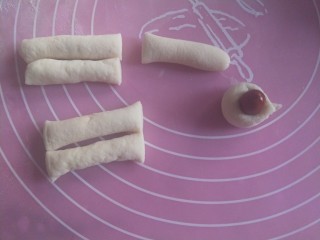 16、冬至美食+小酸枣花馍,第三份搓细一点切段，包上小酸枣。