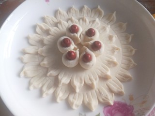 18、冬至美食+小酸枣花馍,中间在加一个酸枣。