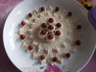 21、冬至美食+小酸枣花馍,多余的酸枣在摆放花叶。