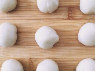 6、【网上厨房独家】樱花酥????,把油皮和油酥都均分为12份