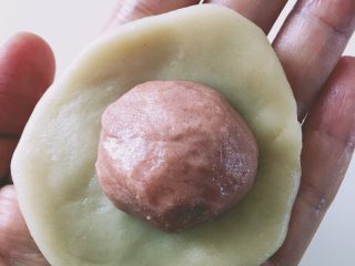 7、【网上厨房独家】樱花酥????,油皮擀圆包入油酥，封好口，揉成团，封口向下放置