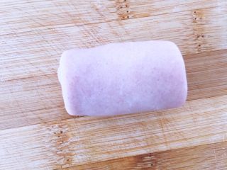 9、【网上厨房独家】樱花酥????,翻面由下向上卷起，静置20min，盖上保鲜膜防止变干