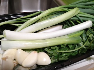 1、酸菜鱼????,准备配料:葱切段，姜切片，蒜切片，香菜切段