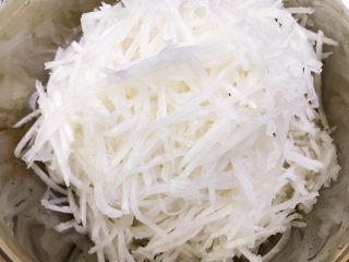 1、广式萝卜糕,白萝卜去皮擦丝，我这里擦完丝刚好700克