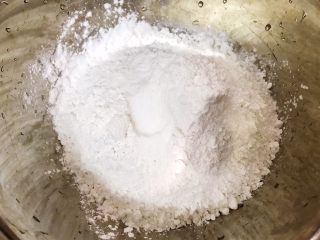 4、广式萝卜糕,大盆里放入米粉，土豆淀粉，盐