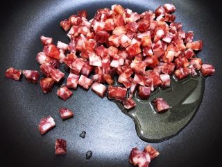 7、广式萝卜糕,锅里加入花生油，放入腊肠丁煸炒至透明出油