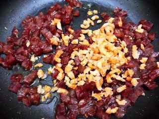 8、广式萝卜糕,加入海米丁翻炒出香味