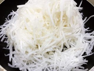 10、广式萝卜糕,萝卜丝放入锅里，翻炒变软