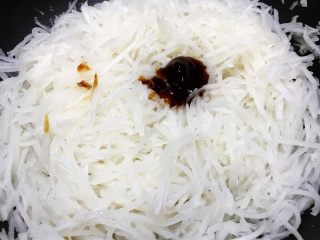 11、广式萝卜糕,加入蚝油翻炒均匀