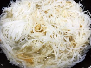 12、广式萝卜糕,加入剩余的100克清水煮至沸腾