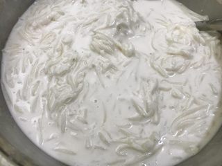 13、广式萝卜糕,重新搅拌均匀粉浆，把沸腾的萝卜丝趁热倒入粉浆里搅拌均匀