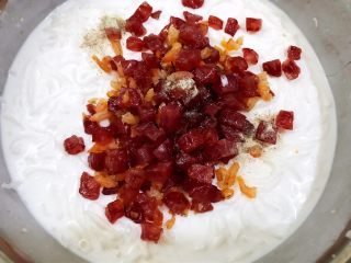 14、广式萝卜糕,加入大部分的腊肠海米丁，加入白胡椒粉搅拌均匀