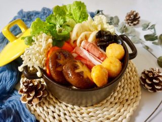 18、快手暖胃番茄火锅,然后就可以开始煮了。