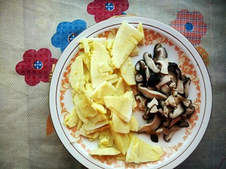 2、升级版山东名菜烧二冬,首先把冬笋去皮切片，香菇切片，下锅焯烫5分钟备用