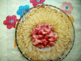 3、升级版山东名菜烧二冬,里脊肉切片，加入盐和淀粉上浆备用