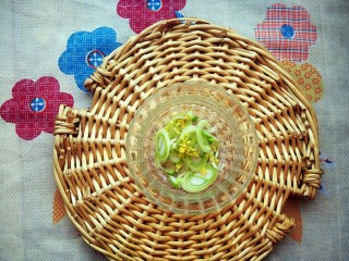 4、升级版山东名菜烧二冬,准备一些葱花和姜末