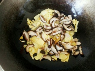 7、升级版山东名菜烧二冬,翻炒片刻，倒入香菇