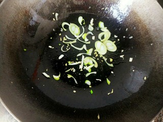 9、升级版山东名菜烧二冬,把锅里的油都倒出来，就着锅底的一层底油，下入葱姜炒香