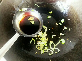 10、升级版山东名菜烧二冬,下入酱油，用量大约是两汤匙