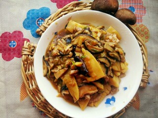 13、升级版山东名菜烧二冬,当所有食材都裹满汤汁，再淋入少许香油，一道鲜香的下饭菜就可以出锅咯