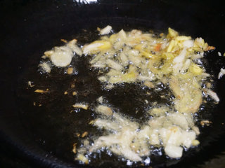 3、番茄鱼,锅内倒油烧热，下姜米、蒜米、葱段爆香