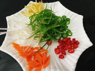 4、#咸味#黄花鱼版--孔雀开屏鱼,胡萝卜切菱形，青，红椒切小，大根葱撕丝，香葱撕丝，姜片切丝