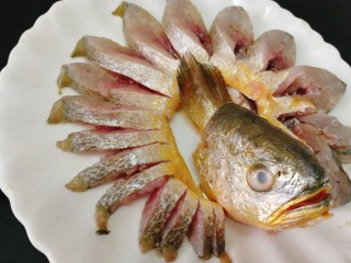 5、#咸味#黄花鱼版--孔雀开屏鱼,将腌好的鱼摆好开屏造型，将鱼头摆前面