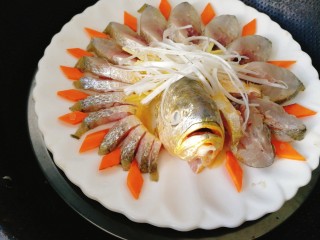 8、#咸味#黄花鱼版--孔雀开屏鱼,放入蒸锅大火蒸8分钟，已经切成薄片，蒸的时间可以短一些