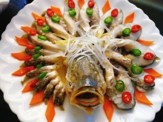 10、#咸味#黄花鱼版--孔雀开屏鱼,鱼的尾巴摆上青红椒圈