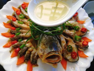 14、#咸味#黄花鱼版--孔雀开屏鱼,将烧热的油淋上鱼身