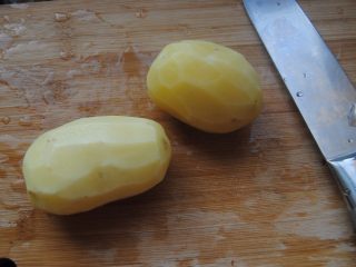 5、麻辣小龙虾,土豆去皮煮熟，干辣椒剪短用清水浸泡