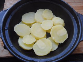 6、麻辣小龙虾,切成片码入砂锅