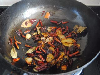 10、麻辣小龙虾,倒入郫县豆瓣酱小火翻炒出红油