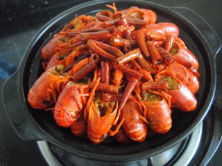 15、麻辣小龙虾,捞出盖在土豆片上，倒入汁，焖煮五分钟即可
