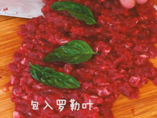 2、墨西哥牛油果汉堡,牛肉切丁剁碎，包入罗勒叶，继续剁。