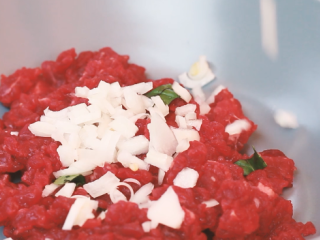 3、墨西哥牛油果汉堡,洋葱切丁，倒在牛肉上。