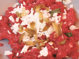 4、墨西哥牛油果汉堡,墨西哥辣椒切丁，倒在牛肉上。