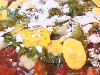 5、墨西哥牛油果汉堡,加盐、胡椒、孜然、玉米脆片，打入一个鸡蛋，加淀粉、SOSA酱，搅拌均匀。