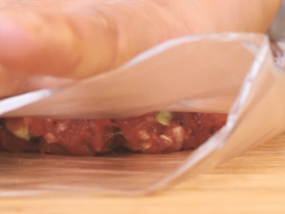 6、墨西哥牛油果汉堡,将肉团揉成球，压成饼。