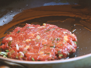 7、墨西哥牛油果汉堡,锅里热油，加洋葱、罗勒，煎牛肉饼。