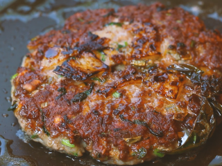 8、墨西哥牛油果汉堡,煎的时候肉饼中间戳个洞，利于传热。煎成酱紫就行了。