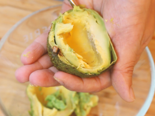9、墨西哥牛油果汉堡,牛油果取果肉倒入容器内。