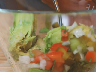 10、墨西哥牛油果汉堡,番茄切丁，加入洋葱丁、香菜、番茄丁、墨西哥辣椒丁，搅拌均匀。