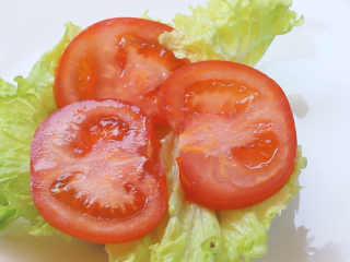 11、墨西哥牛油果汉堡,面包上抹上蛋黄酱，摆上生菜、番茄片、肉饼以及刚才搅拌好的酱料。